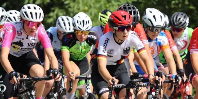 Tina Rücker (Mitte)